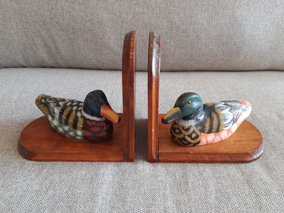 2 porta livros em madeira maciça pintado a mão