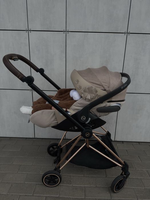 Шасі Cybex Mios та автолюлька Cybex Cloud t з квітами