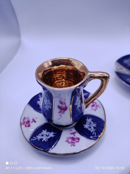 Conjunto de quatro mini chávenas de coleção azul e dourado