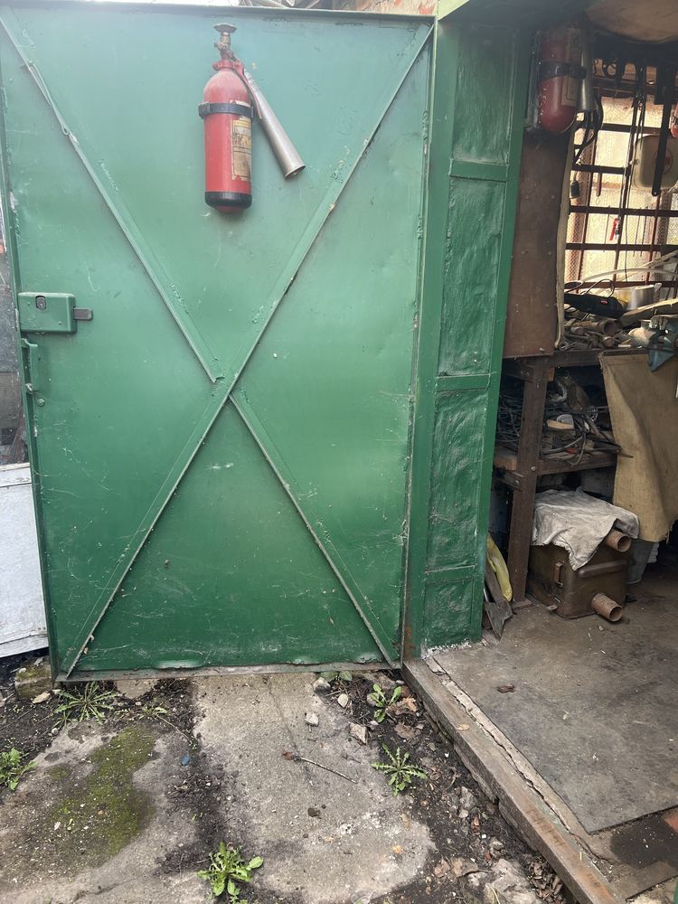 Продам металлические двери с коробом