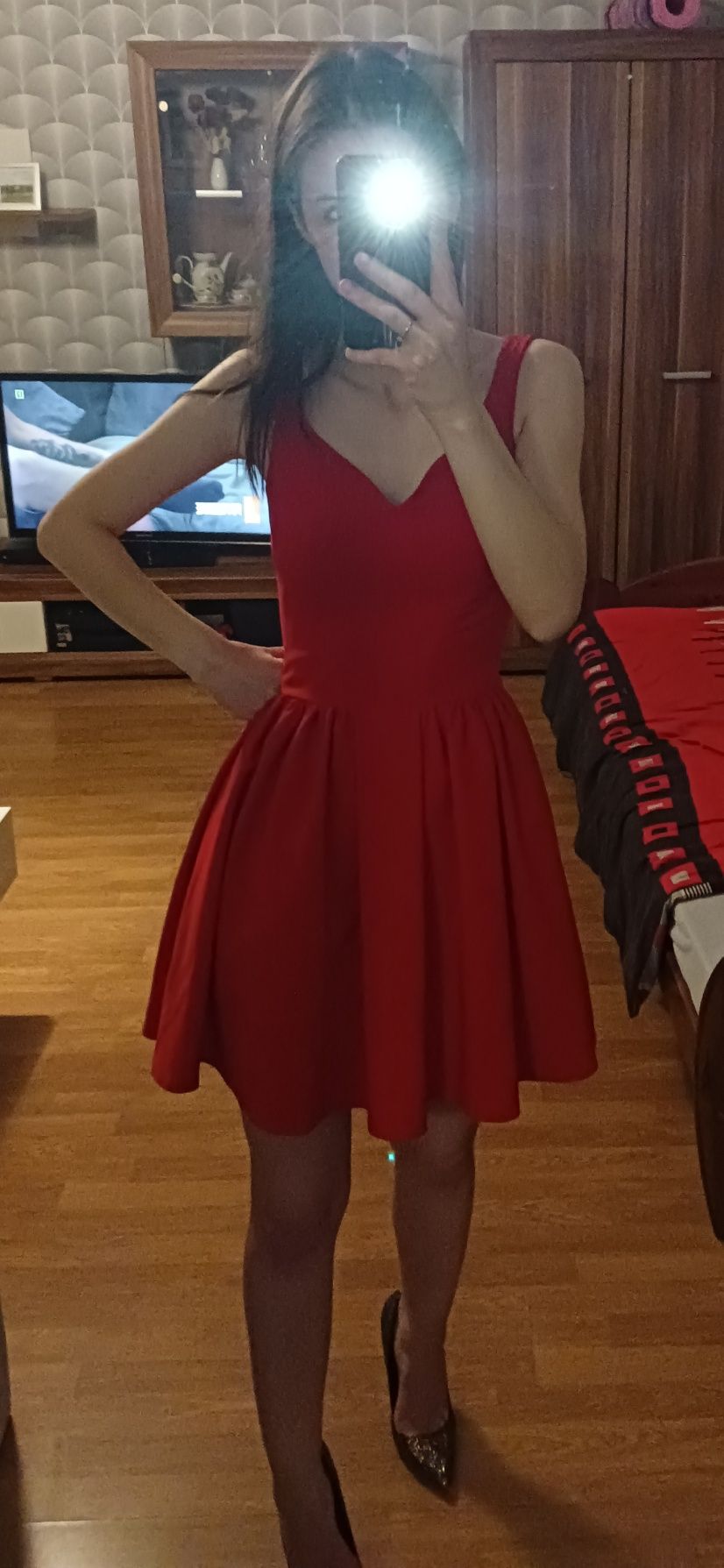 Krótka czerwona elegancka sukienka