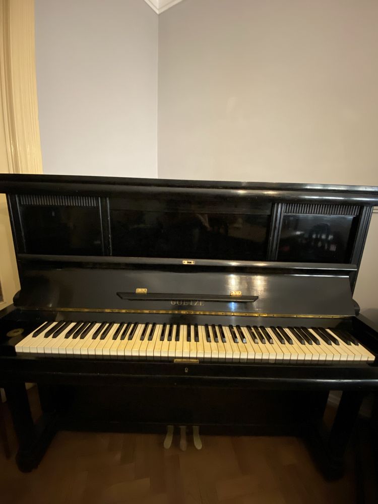 Piano Goetze Preto