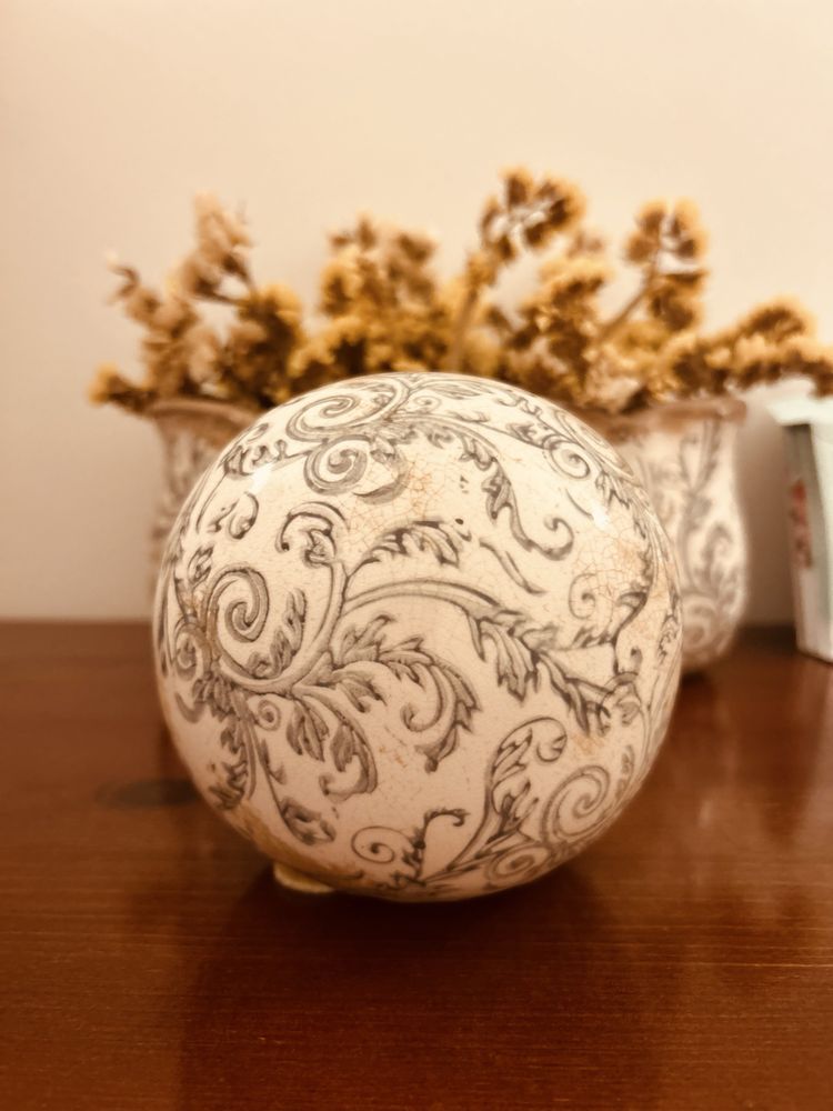 Conjunto decorativo de quatro peças, que inclui as flores secas