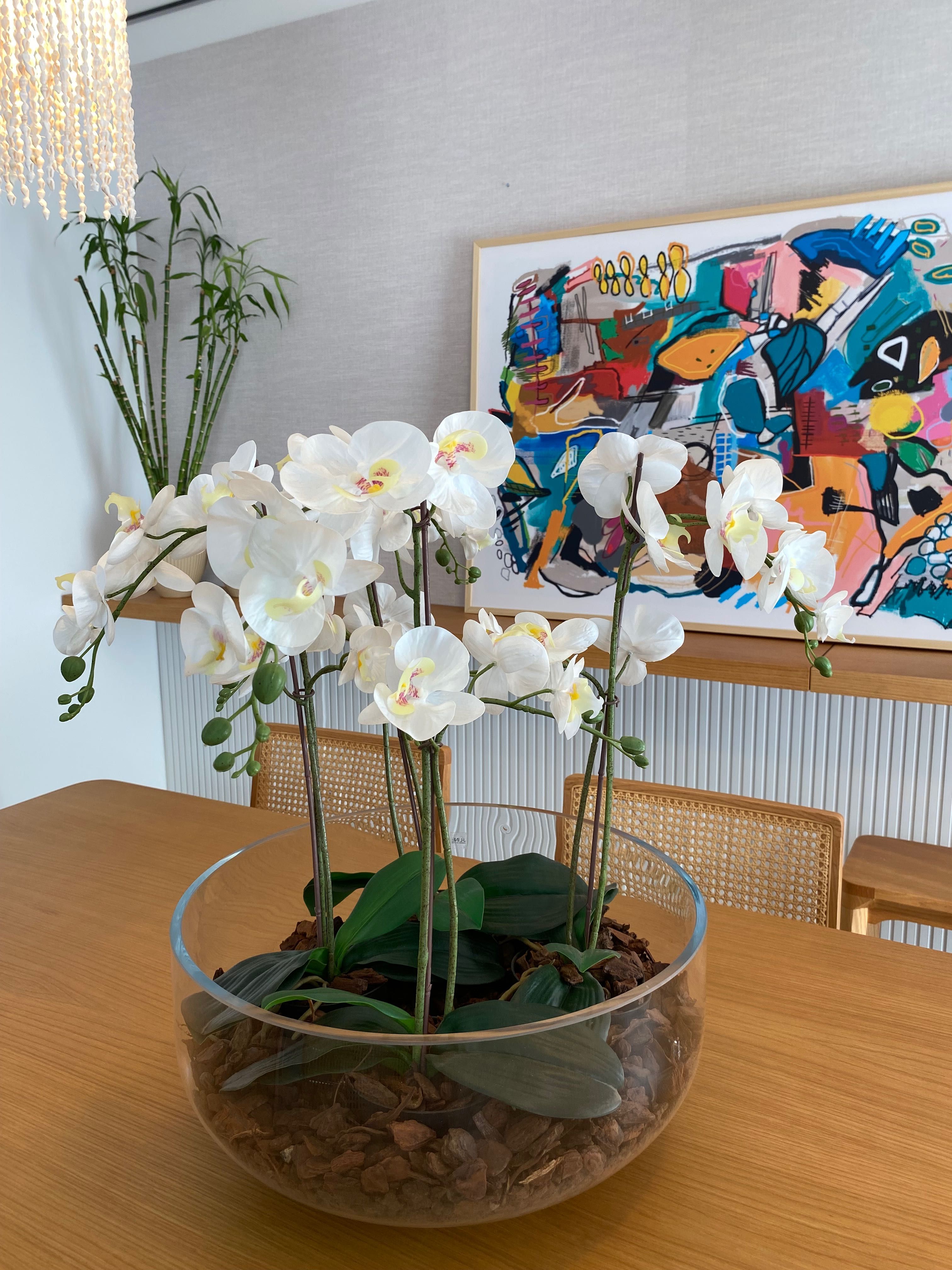 Centro de mesa com orquídeas artificiais