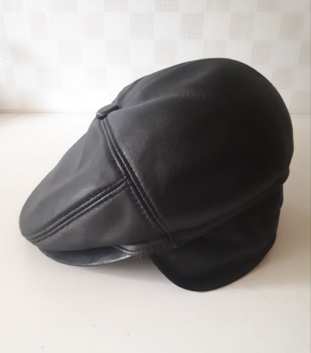 Утеплённая кожаная кепка.