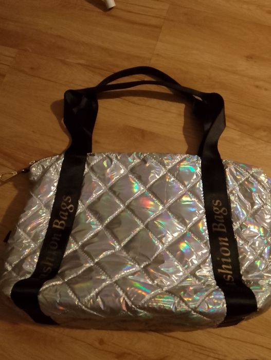 Nowa pikowana torebka srebrna holo na ramię z Fashion Bags