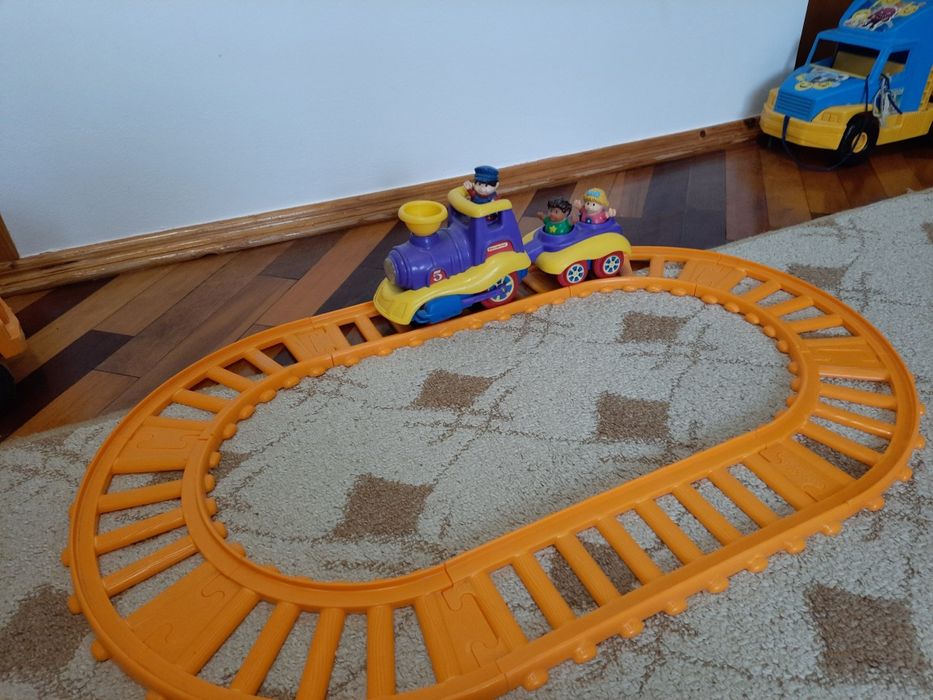 Потяг поїзд на батарейках з колією +маленькі іграшки,які заводяться