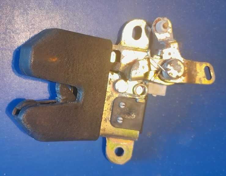 Zamek klapy bagażnika Vw Passat B5 FL sedan limuzyna