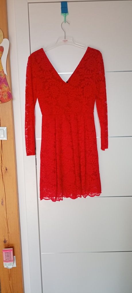 Elegancka czerwona sukienka w koronkę