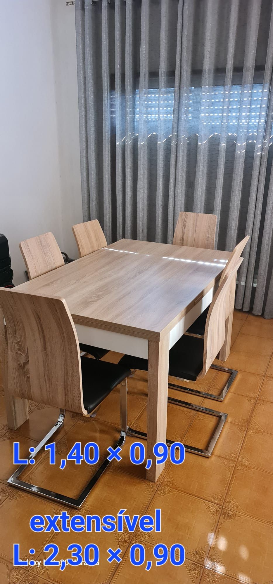 Messa de   sala  com cadeiras