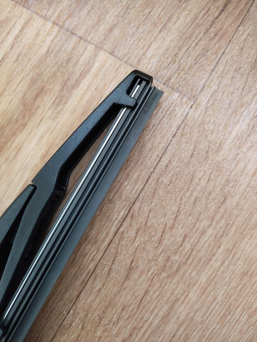 Двірник Пежо 3008.