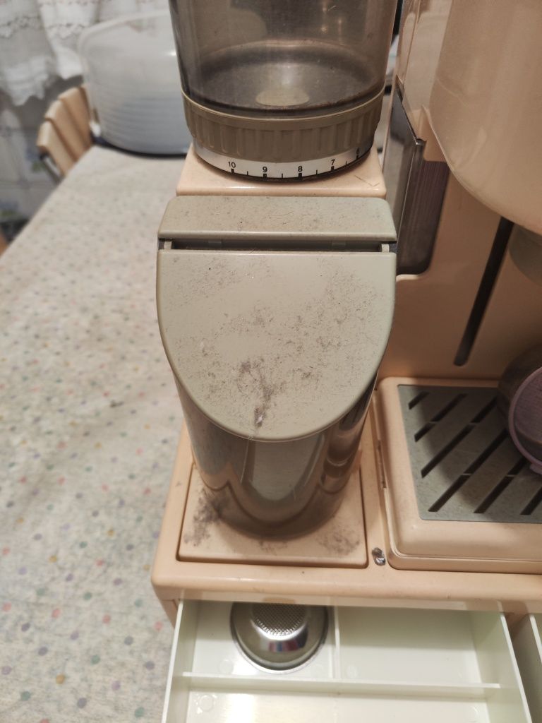 Máquina de café com manipulo, moinho de café e duas gavetas