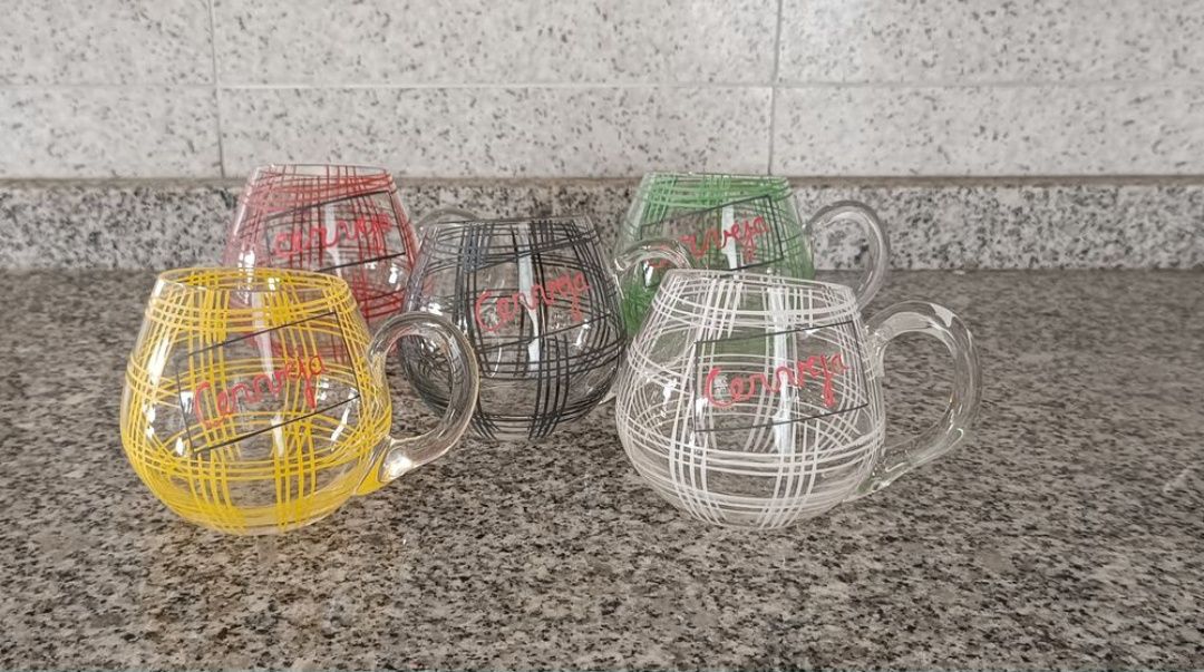 Copos de cerveja.