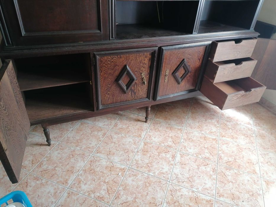 Estante/móvel de sala em madeira panga-panga