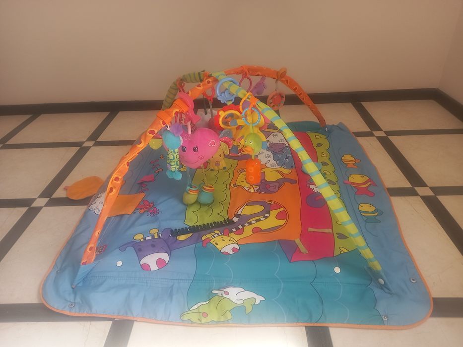 Дитячий розвиваючий килим з іграшками
