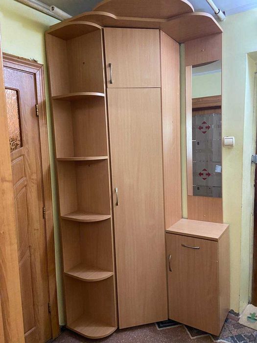 шафа з тумбочками і дзеркалом для коридору