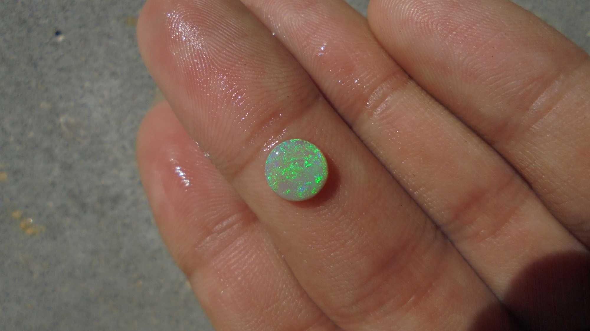 okrągły zielony nat. opal australijski