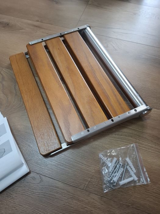 składane siedzisko prysznicowe, które można przymocować do ściany