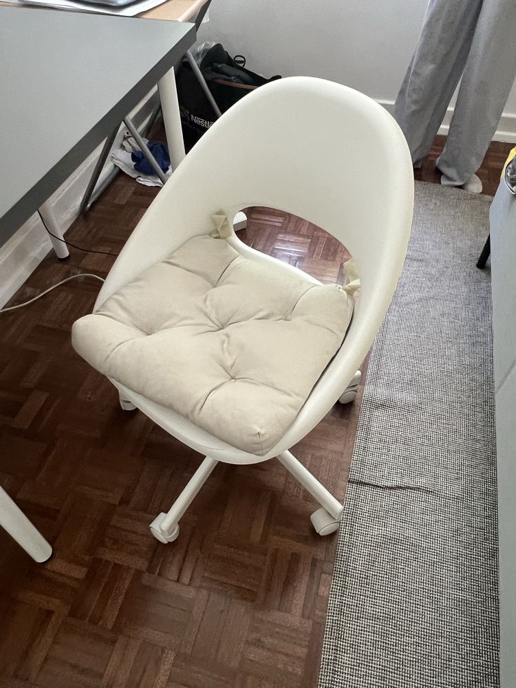 Vendo secretária cinzeta com cadeira incluida