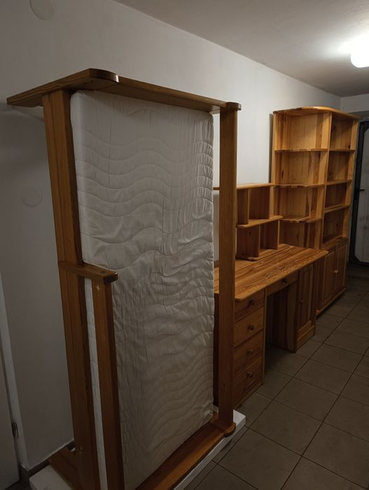 zestaw sosnowych mebli dziecięcych biurko, regał, łóżko, półka