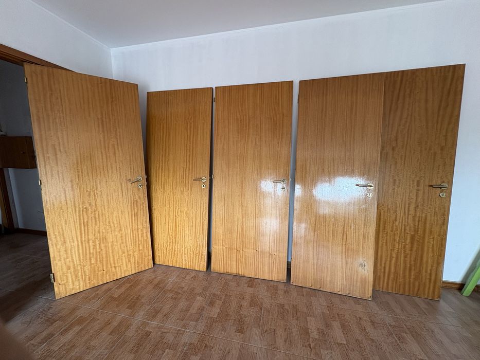 Portas castanhas