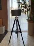 Lampa na trójnogu