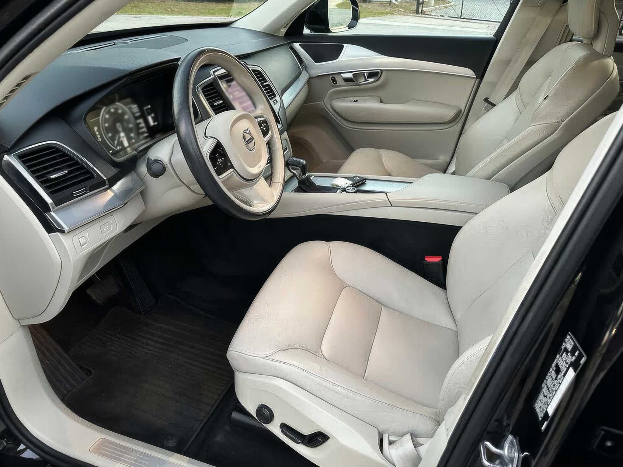 2017 Volvo XC90 T5 Momentum