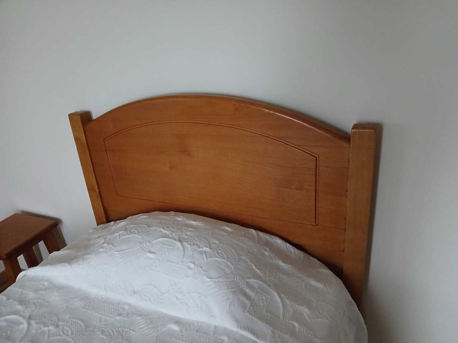 Cama de solteiro em madeira + estrado + colchão