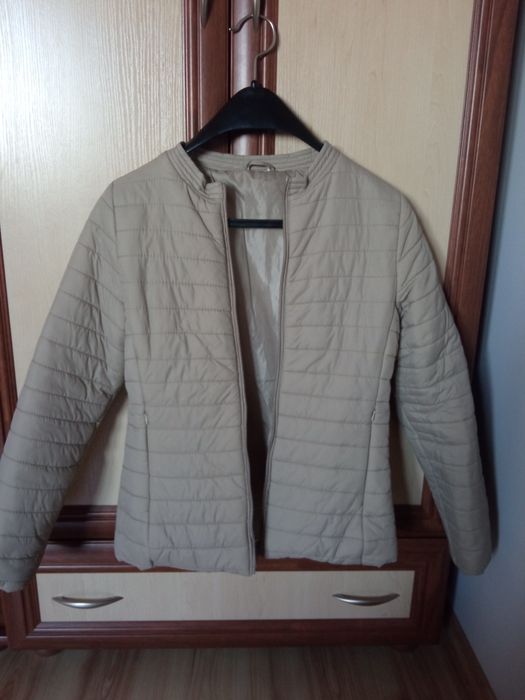 Beżowa kurtka pikowana