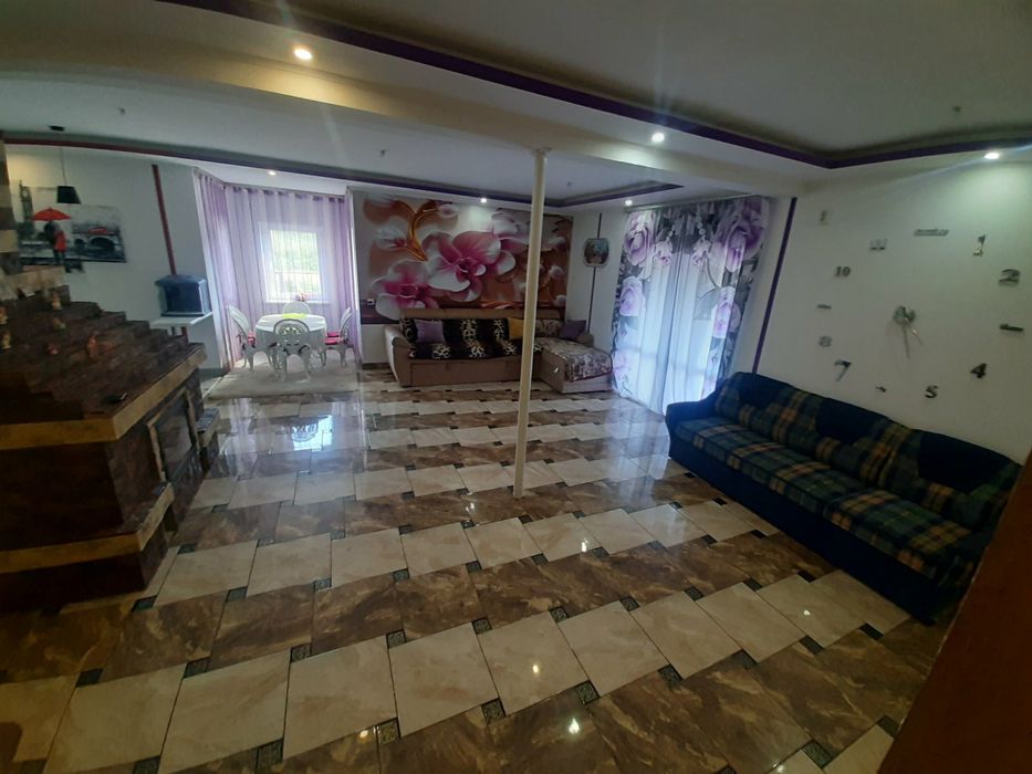 Здається великий будинок на Різдвяні Свята