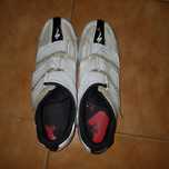 Sapatos brancos specialized