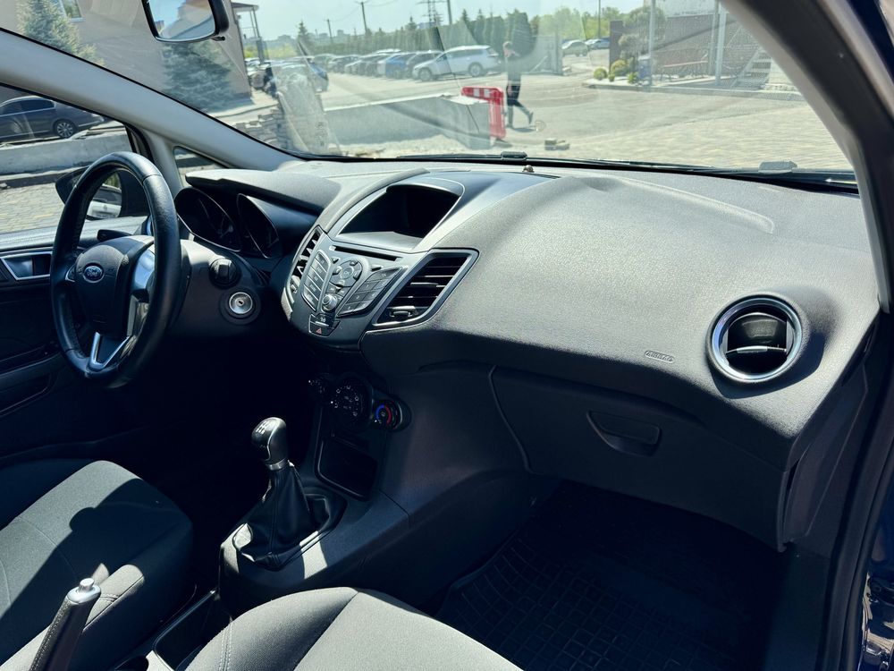 Продам автомобиль Ford Fiesta 2016