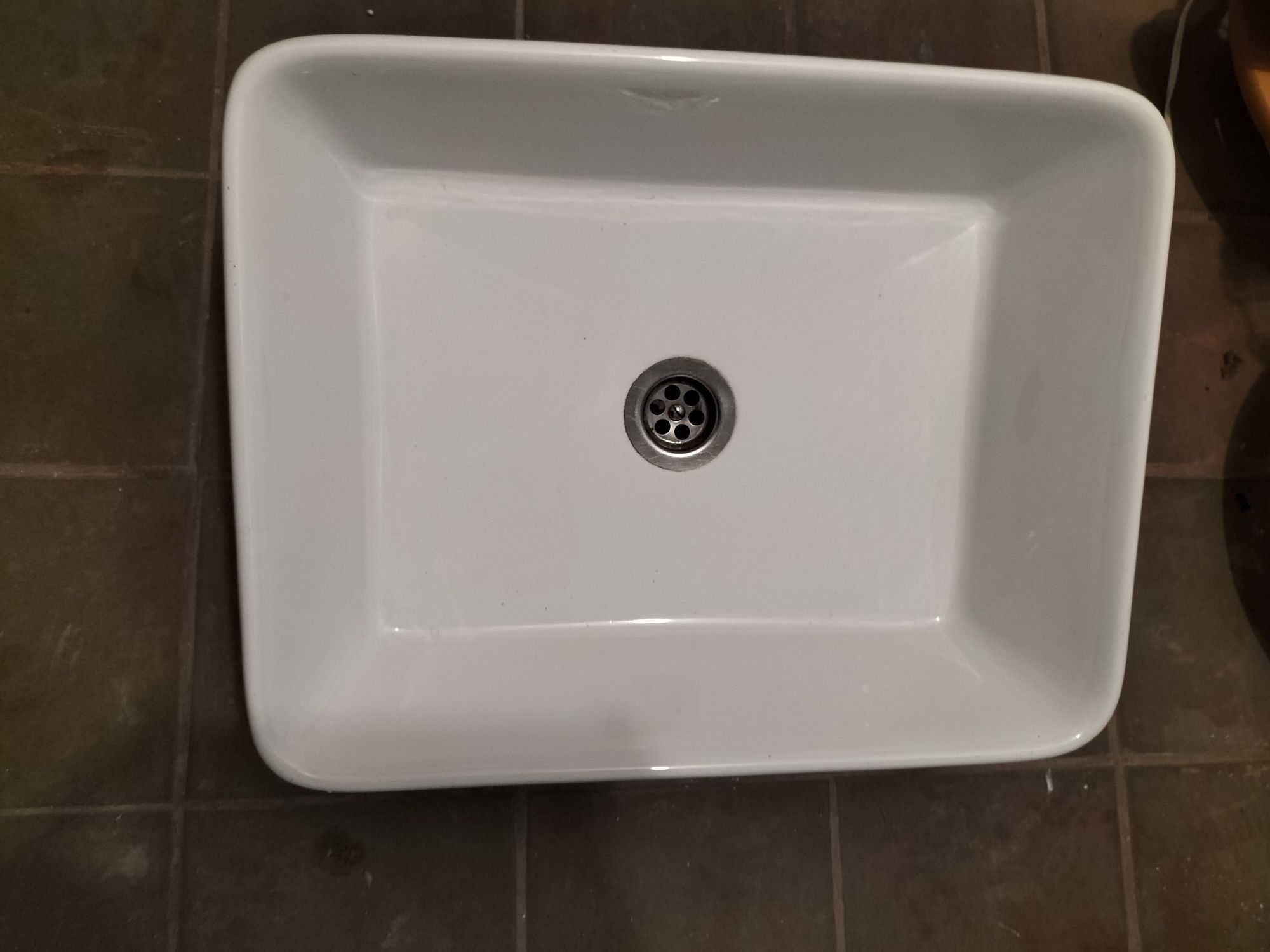 Umywalka nadblatowa ceramiczna biała