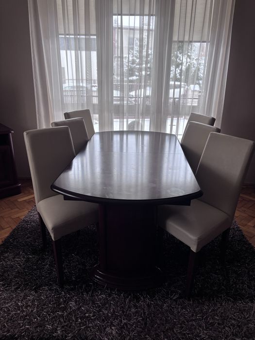 Zastaw drewnianych mebli