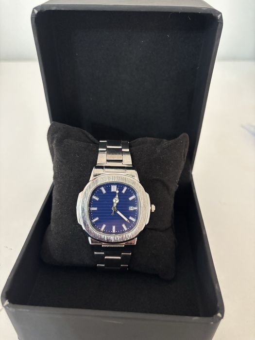 Srebrny zegarek z niebieską tarczą