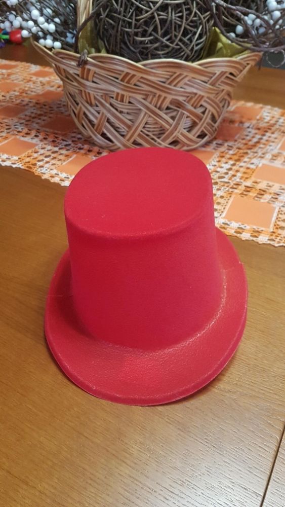 Chapéu vermelho alto de plástico