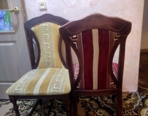 Стільці з червоного дерева