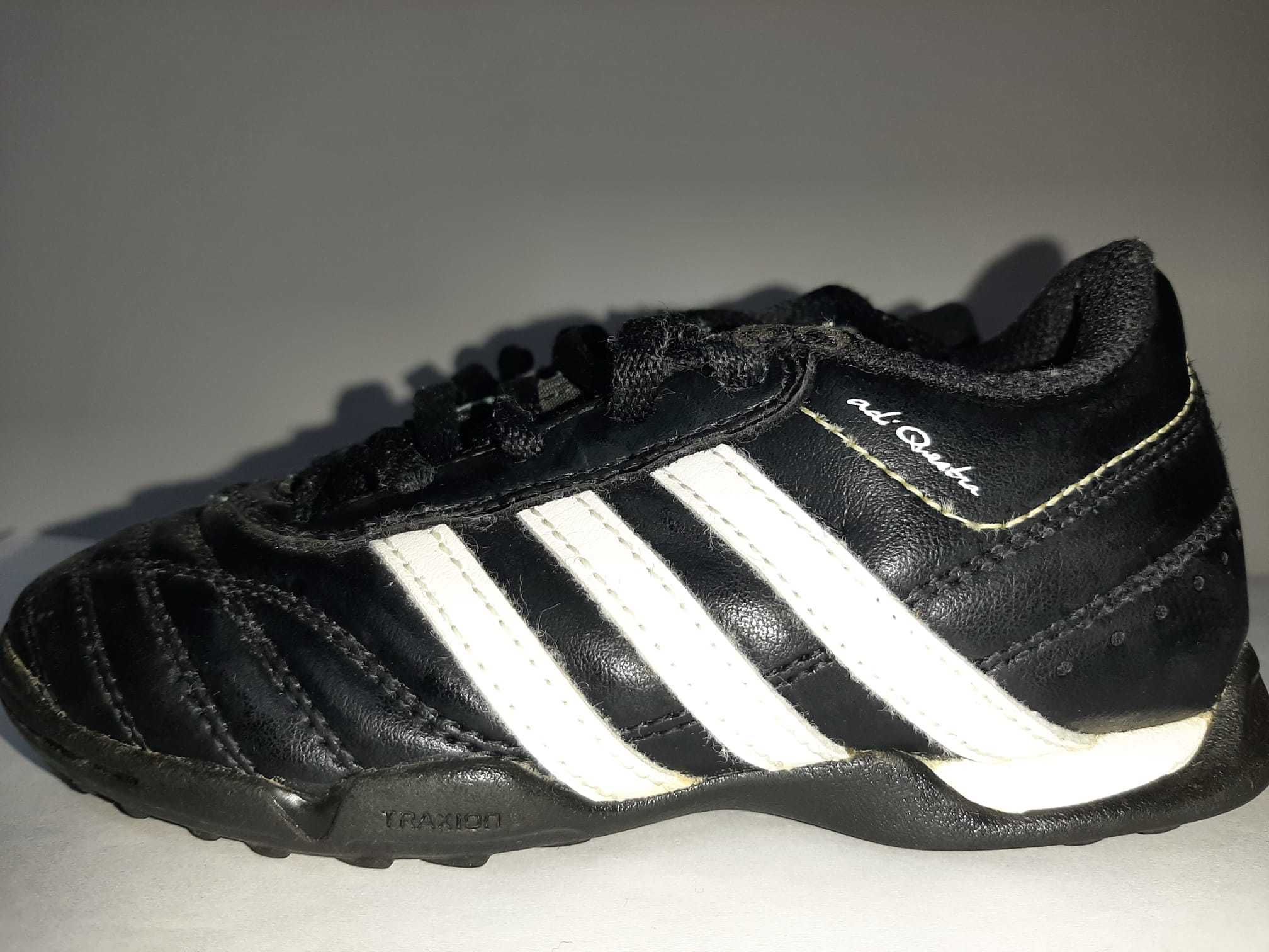 Ténis da Adidas para futebol de menino tamanho 28