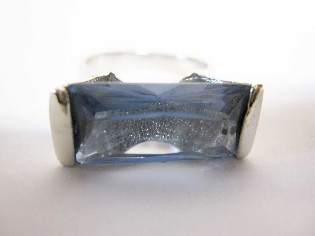 Lindo anel vintage em prata contrastada com pedra
