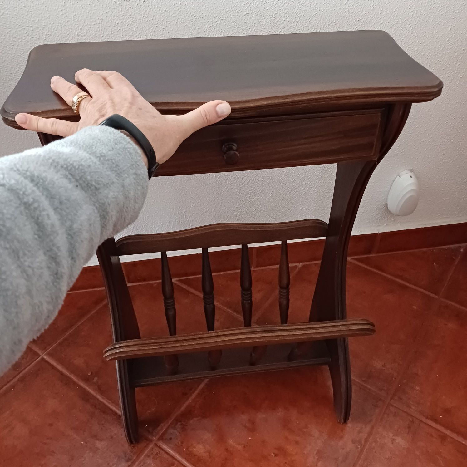 Mesa de apoio antiga. Mogno com porta revistas e mogno