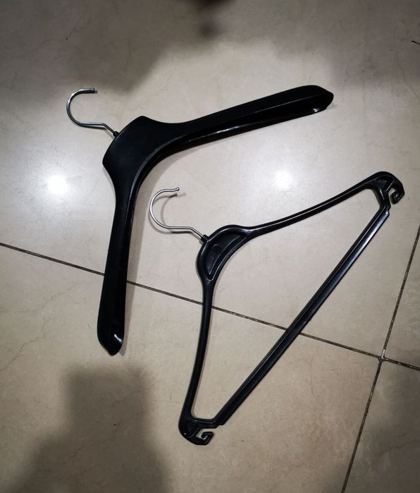 Продам пластикову вішалку