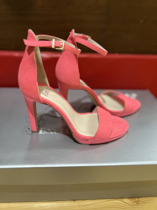 Жіночі босоніжки на підборах