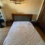 Cama casal queen size + mesinhas de cabeceira