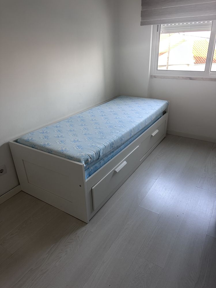 Cama com colchao , meio corpo