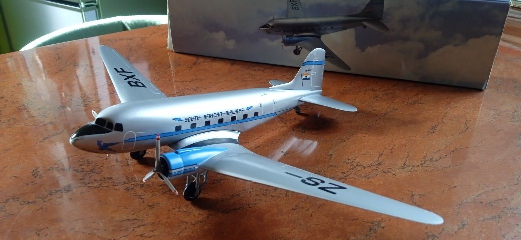 Model samolotu Douglas DC-3 skala 1/140.