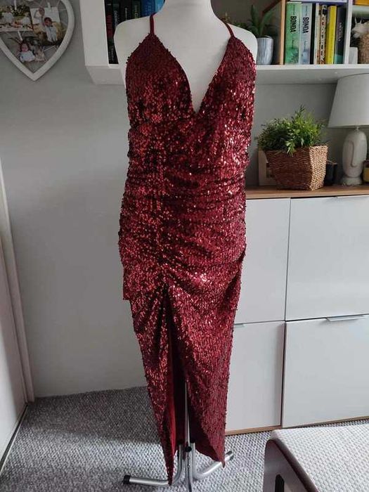 Bordowa sukienka  z cekinami 44/46