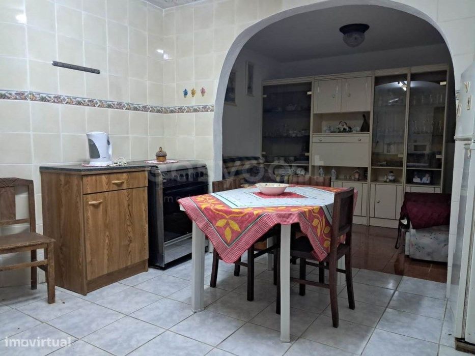 Moradia Geminada V3, localizada na Freguesia de Treixedo