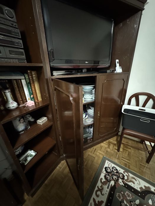 Moveis antigos, com cristaleira em bom estado.