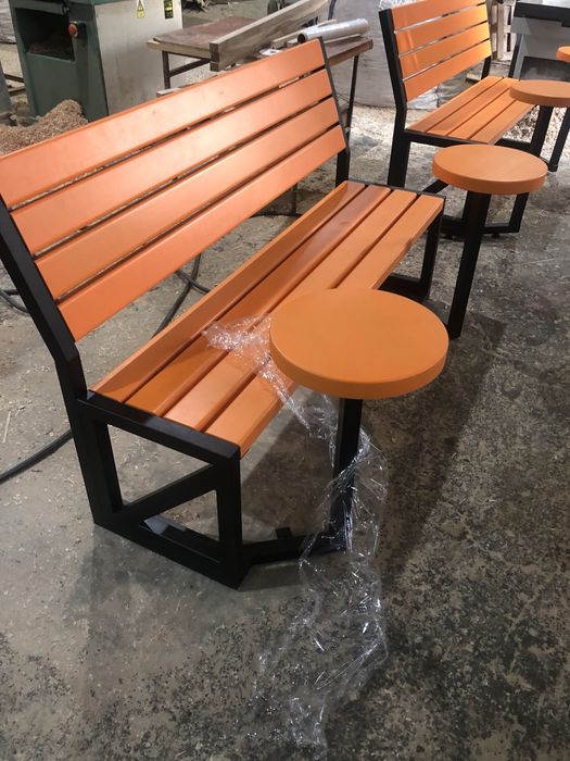 Лава паркова. Урна. Стіл.