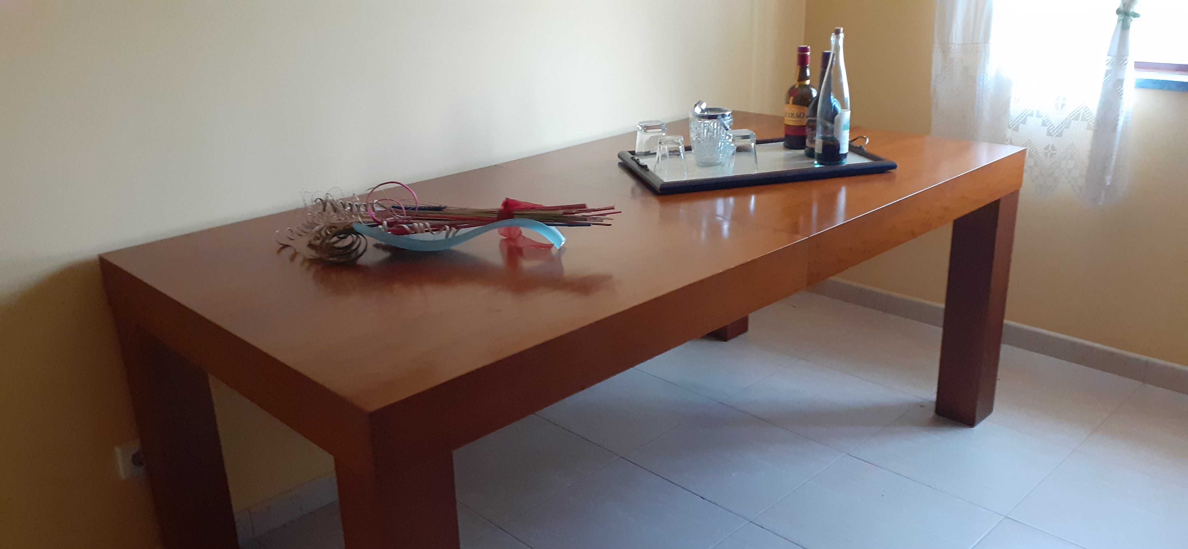 Mesa de sala (em madeira)